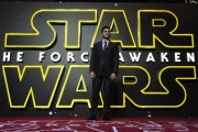 Оскар Айзек (Oscar Isaac) European premiere of 'Star Wars The Force Awakens' in London (December 16, 2015) - 44xHQ 57d37a617675453