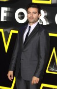Оскар Айзек (Oscar Isaac) European premiere of 'Star Wars The Force Awakens' in London (December 16, 2015) - 44xHQ 19c2f7617674383
