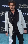 Джонни Депп (Johnny Depp) 'Pirates of the Caribbean Dead Men Tell no Tales' Premiere in Hollywood, 18.05.2017 (146xHQ) 9ffb55629386423