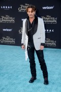 Джонни Депп (Johnny Depp) 'Pirates of the Caribbean Dead Men Tell no Tales' Premiere in Hollywood, 18.05.2017 (146xHQ) 22a966629388233