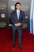 Оскар Айзек (Oscar Isaac) 'Star Wars The Force Awakens' premiere in Hollywood, 14.12.2015 - 55xHQ A29779617679973