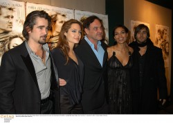 Колин Фаррелл (Colin Farrell) arrives for the New York Screening of ALEXANDER, 22.11.2004 "Retna" (18xHQ) 88b504565540133