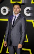 Оскар Айзек (Oscar Isaac) European premiere of 'Star Wars The Force Awakens' in London (December 16, 2015) - 44xHQ 026cbe617674653
