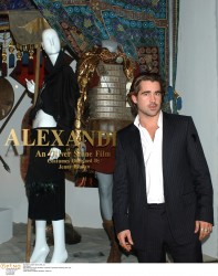 Колин Фаррелл (Colin Farrell) To Unveil "Alexander" Costumes In Windows Of Barneys New York, 06.11.2004 (37xHQ) 5974e3565557693