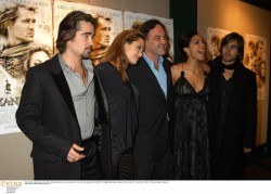 Колин Фаррелл (Colin Farrell) arrives for the New York Screening of ALEXANDER, 22.11.2004 "Retna" (18xHQ) F5e10d565540253