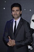 Оскар Айзек (Oscar Isaac) European premiere of 'Star Wars The Force Awakens' in London (December 16, 2015) - 44xHQ D6acee617674753