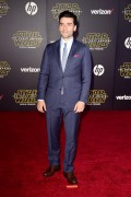 Оскар Айзек (Oscar Isaac) 'Star Wars The Force Awakens' premiere in Hollywood, 14.12.2015 - 55xHQ 3f59cc617679583