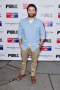 Оскар Айзек (Oscar Isaac) The Public Theatre's Opening Night Performance of 'King Lear' at Delacorte Theater, 05.08.2014) - 13xHQ Bbb7a9617676403