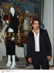 Колин Фаррелл (Colin Farrell) To Unveil "Alexander" Costumes In Windows Of Barneys New York, 06.11.2004 (37xHQ) 8816bc565557723