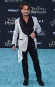 Джонни Депп (Johnny Depp) 'Pirates of the Caribbean Dead Men Tell no Tales' Premiere in Hollywood, 18.05.2017 (146xHQ) A14288629386043