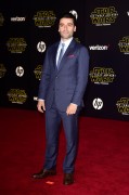 Оскар Айзек (Oscar Isaac) 'Star Wars The Force Awakens' premiere in Hollywood, 14.12.2015 - 55xHQ 549efb617679383