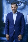 Николай Костер-Валдау (Nikolaj Coster-Waldau) 'Game of Thrones' season 7 premiere, Los Angeles, 12.07.2017 (88xHQ) 29d863561257173