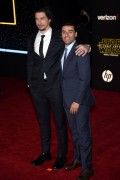 Оскар Айзек (Oscar Isaac) 'Star Wars The Force Awakens' premiere in Hollywood, 14.12.2015 - 55xHQ Fb9062617677933