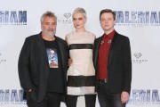 Дэйн ДеХаан, Люк Бессон, Кара Делевинь (Cara Delevingne, Luc Besson, Dane DeHaan) Valerian And The City Of A Thousand Planets Photocall at St. Regis Hotel (Mexico City, 02.08.2017) (63xHQ) D3541b618085843
