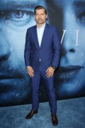 Николай Костер-Валдау (Nikolaj Coster-Waldau) 'Game of Thrones' season 7 premiere, Los Angeles, 12.07.2017 (88xHQ) 635aaa561259033