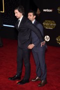 Оскар Айзек (Oscar Isaac) 'Star Wars The Force Awakens' premiere in Hollywood, 14.12.2015 - 55xHQ Be5c33617677803