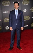 Оскар Айзек (Oscar Isaac) 'Star Wars The Force Awakens' premiere in Hollywood, 14.12.2015 - 55xHQ 14d058617678443