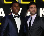 Оскар Айзек (Oscar Isaac) European premiere of 'Star Wars The Force Awakens' in London (December 16, 2015) - 44xHQ Ed146c617675533