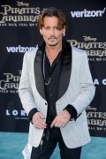Джонни Депп (Johnny Depp) 'Pirates of the Caribbean Dead Men Tell no Tales' Premiere in Hollywood, 18.05.2017 (146xHQ) A0848d629384713