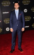 Оскар Айзек (Oscar Isaac) 'Star Wars The Force Awakens' premiere in Hollywood, 14.12.2015 - 55xHQ E0da65617678473