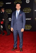 Оскар Айзек (Oscar Isaac) 'Star Wars The Force Awakens' premiere in Hollywood, 14.12.2015 - 55xHQ 660eb4617678853