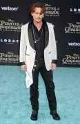 Джонни Депп (Johnny Depp) 'Pirates of the Caribbean Dead Men Tell no Tales' Premiere in Hollywood, 18.05.2017 (146xHQ) 236219629386733