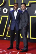 Оскар Айзек (Oscar Isaac) European premiere of 'Star Wars The Force Awakens' in London (December 16, 2015) - 44xHQ 5b2299617675233