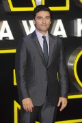 Оскар Айзек (Oscar Isaac) European premiere of 'Star Wars The Force Awakens' in London (December 16, 2015) - 44xHQ 22a48a617674963