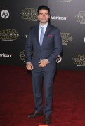 Оскар Айзек (Oscar Isaac) 'Star Wars The Force Awakens' premiere in Hollywood, 14.12.2015 - 55xHQ 10bdbf617678333