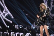 Тейлор Свифт (Taylor Swift) performs at the Super Saturday Night Concert at Club Nomadic, 04.02.2017 (15xHQ) 9bb5cb590524213