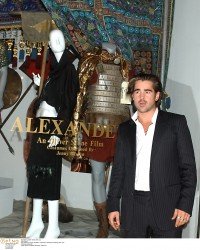 Колин Фаррелл (Colin Farrell) To Unveil "Alexander" Costumes In Windows Of Barneys New York, 06.11.2004 (37xHQ) F8da48565557833