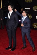 Оскар Айзек (Oscar Isaac) 'Star Wars The Force Awakens' premiere in Hollywood, 14.12.2015 - 55xHQ 29810d617677973