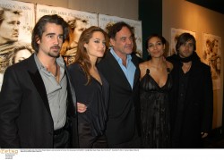 Колин Фаррелл (Colin Farrell) arrives for the New York Screening of ALEXANDER, 22.11.2004 "Retna" (18xHQ) D09e72565540193