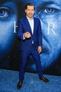 Николай Костер-Валдау (Nikolaj Coster-Waldau) 'Game of Thrones' season 7 premiere, Los Angeles, 12.07.2017 (88xHQ) 2e139d561259243