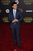 Оскар Айзек (Oscar Isaac) 'Star Wars The Force Awakens' premiere in Hollywood, 14.12.2015 - 55xHQ F85273617680313