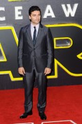 Оскар Айзек (Oscar Isaac) European premiere of 'Star Wars The Force Awakens' in London (December 16, 2015) - 44xHQ Cc13f0617674533