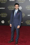 Оскар Айзек (Oscar Isaac) 'Star Wars The Force Awakens' premiere in Hollywood, 14.12.2015 - 55xHQ 751d33617679783