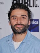 Оскар Айзек (Oscar Isaac) The Public Theatre's Opening Night Performance of 'King Lear' at Delacorte Theater, 05.08.2014) - 13xHQ 120f94617676373