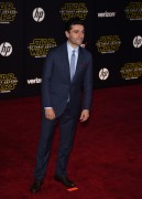 Оскар Айзек (Oscar Isaac) 'Star Wars The Force Awakens' premiere in Hollywood, 14.12.2015 - 55xHQ 56b152617677663