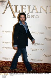 Колин Фаррелл (Colin Farrell) Photocall for his new film "Alexander", Spain, 04.02.2005 (35xHQ) 9d53e9565537753